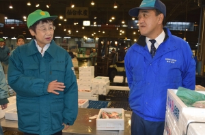 奥山仙台市長が師走入りの市場を視察