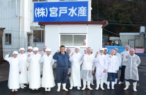 鈴木社長(紺制服)の下、認証を取得(12/2撮影)