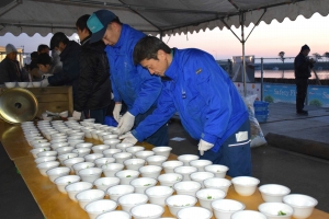 ゆりあげ港朝市の新春初市で桃浦かきを振舞う