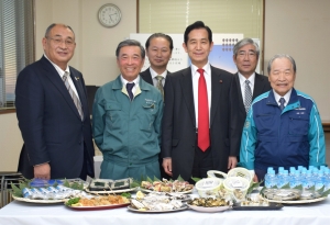 山本特命担当大臣が桃浦かき生産者合同会社を視察