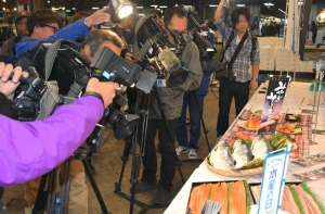 「みやぎ水産の日」でみやぎサーモン（養殖銀ザケ）を試食提案