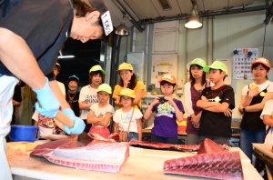 ようこそ！ 夏休み親子市場探検隊
