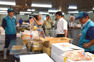 盆商戦を前に伊藤副市長が市場を視察