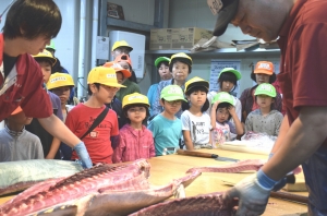 ようこそ！ 夏休み市場見学会の親子37人