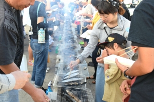ゆりあげ港朝市が日本一早い「さんま祭り」を開催