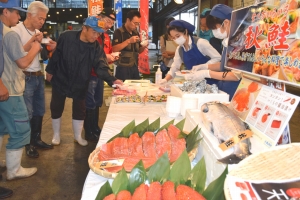 北海道産「秋鮭」本格入荷！ はらこ飯を試食提案