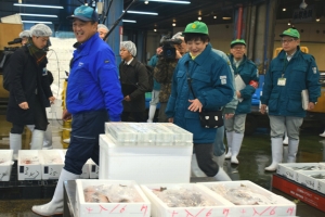 郡仙台市長が師走入り市場を視察