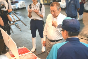 盆商戦を前に藤本副市長が市場視察