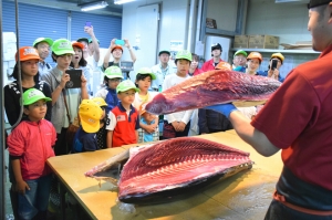 ようこそ！ 夏休み親子市場見学会の親子35人