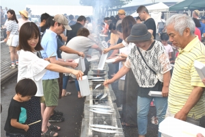 ゆりあげ港朝市恒例/さんま祭り