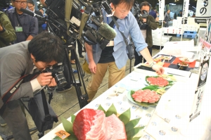 「まぐろの日」で三陸塩竈ひがしものを試食提案