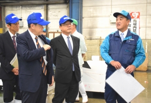 鈴木東北農政局長が市場を視察