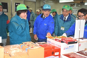 郡仙台市長が師走の市場を視察