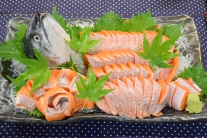 「みやぎ水産の日」でみやぎサーモン（銀ザケ）を試食提案