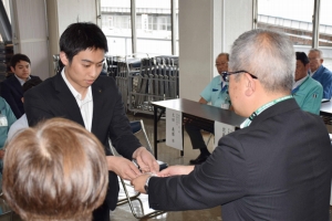 せり人試験に16人全員が合格