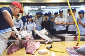 宮城県水産高校の24人が市場で職場体験
