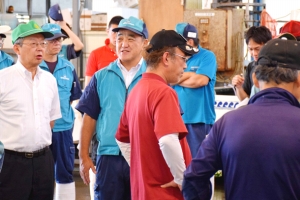 盆商戦を前に藤本副市長が市場視察