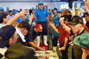 大型捕鯨母船（日新丸）漁獲のニタリクジラを試食提案