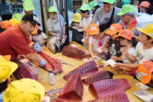 ようこそ！ 夏休み親子市場見学会に45人