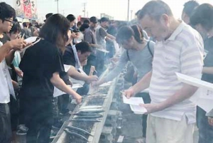 ゆりあげ港朝市名物/さんま祭りが開かれる