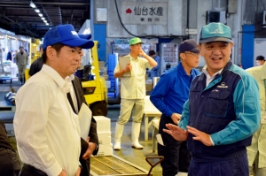 川合東北農政局長が市場を視察