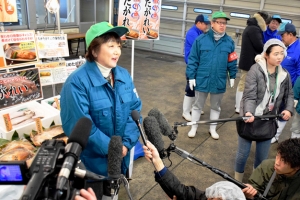 郡仙台市長が師走の市場を視察