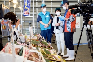 盆商戦を前に郡仙台市長が市場視察