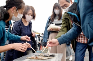 ゆりあげ港朝市恒例「さんま祭り」