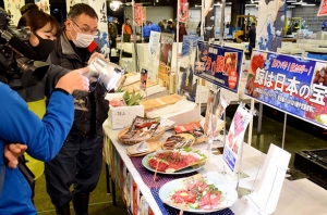 商業捕鯨45年ぶりの生イワシ鯨入荷で鯨食PRイベント