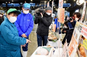 郡仙台市長が師走の市場を視察