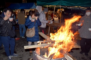 ゆりあげ港朝市の新春初市で桃浦かきを振る舞う