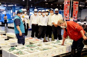 宮城県水産高校の生徒25人が市場で職場体験