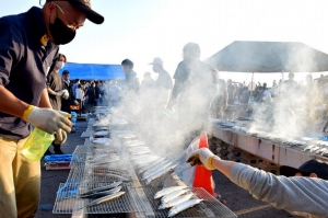 ゆりあげ港朝市名物「さんま祭り」
