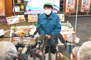 郡仙台市長が師走の市場を視察