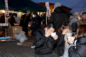 ゆりあげ港朝市新春初市で桃浦かきを振る舞う