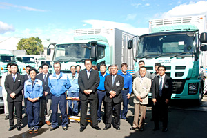 丸水配送が新車トラック２台配備の写真