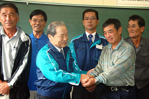 浜の復興へ・桃浦かき生産者合同会社に参入の写真