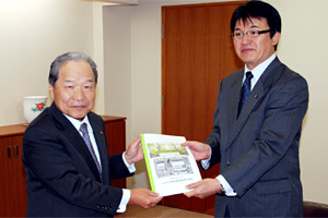 「仙台市場経営戦略」を仙台市に報告する写真