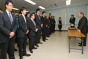 式典であいさつする島貫会長の写真