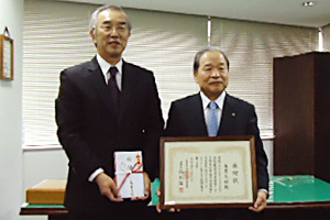 ｢震災遺児のために」と島貫会長が個人寄付の写真