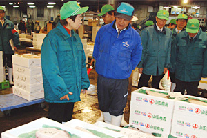 奥山仙台市長が師走入りの市場を視察写真