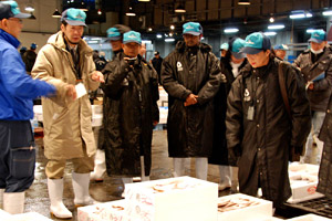 鈴木生鮮本部長から説明を受ける視察団写真