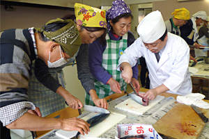 サバの竜田揚げとみそ煮で「大人のお魚教室」写真